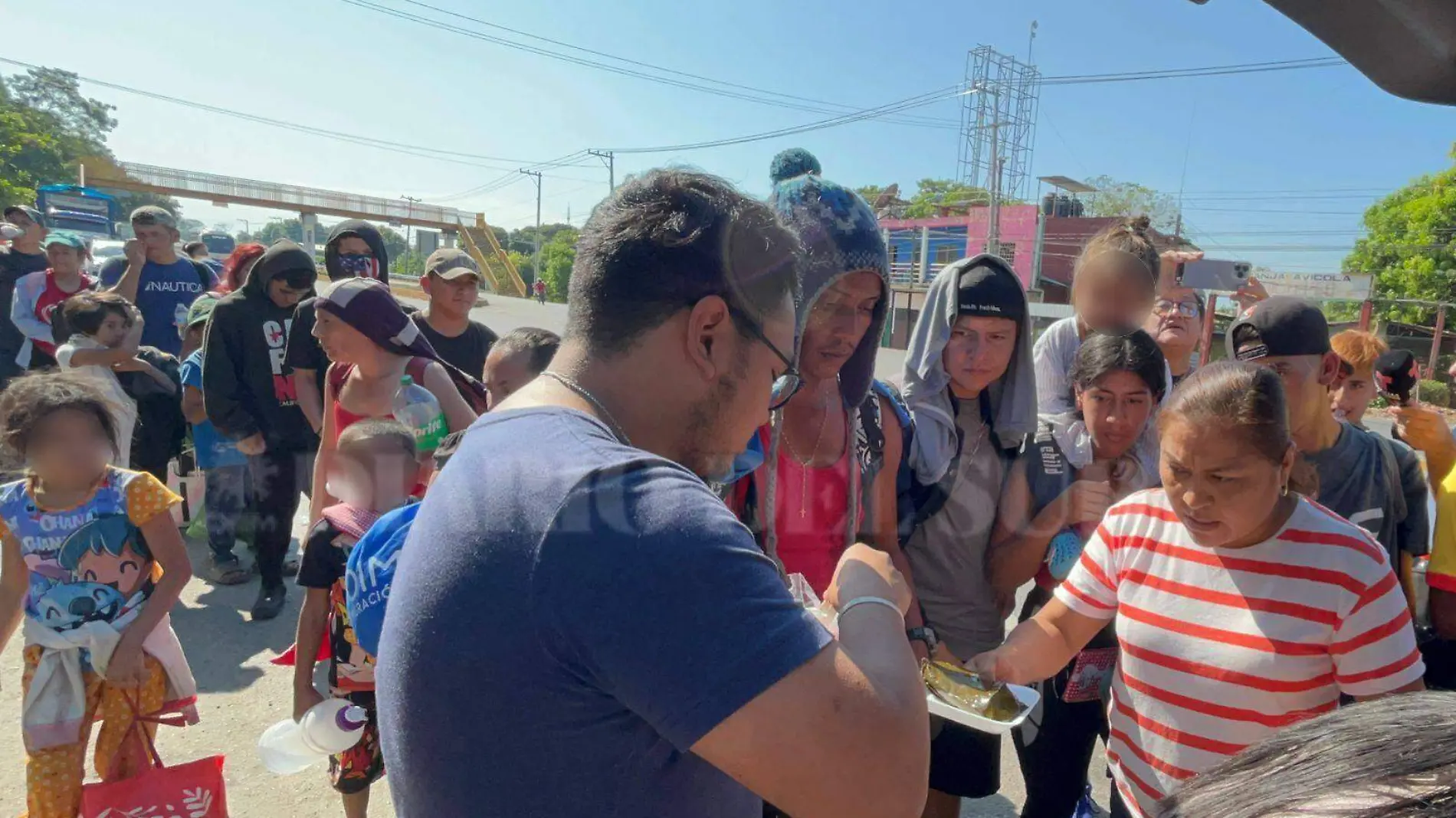 Familia regala tamales a migrantes en caravana